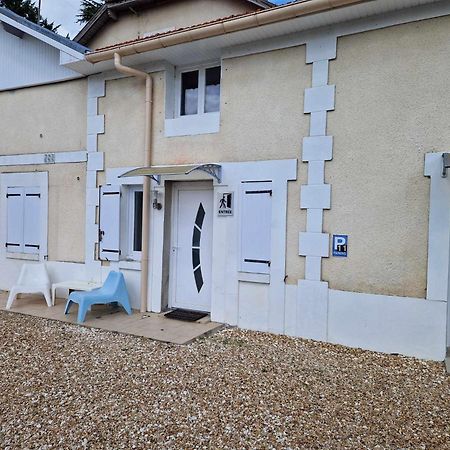 08 - Tres Joli Studio Tout Equipe Avec Parking Privatif Gratuit, Grand Fourgon Possible, Tout Le Linge De Maison Est Fourni Razac-sur-lʼIsle Exterior foto